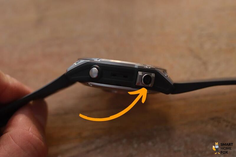 You can see the buttons of the Garmin Fenix 7 on the right side.